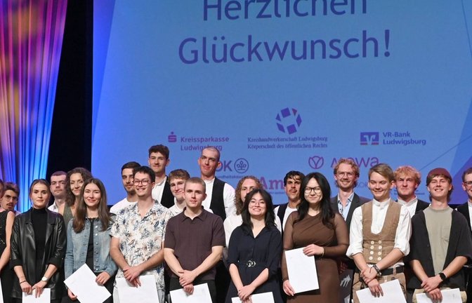 Die Kreishandwerkerschaft heißt den Nachwuchs nach erfolgreicher Lehre im Kreis der Gesellinnen und Gesellen willkommen.  <span class='image-autor'>Foto: Kuhnle</span>