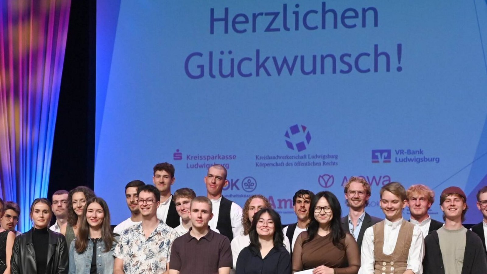 Die Kreishandwerkerschaft heißt den Nachwuchs nach erfolgreicher Lehre im Kreis der Gesellinnen und Gesellen willkommen. Foto: Kuhnle Die Kreishandwerkerschaft heißt den Nachwuchs nach erfolgreicher Lehre im Kreis der Gesellinnen und Gesellen willkommen. Foto: Kuhnle
