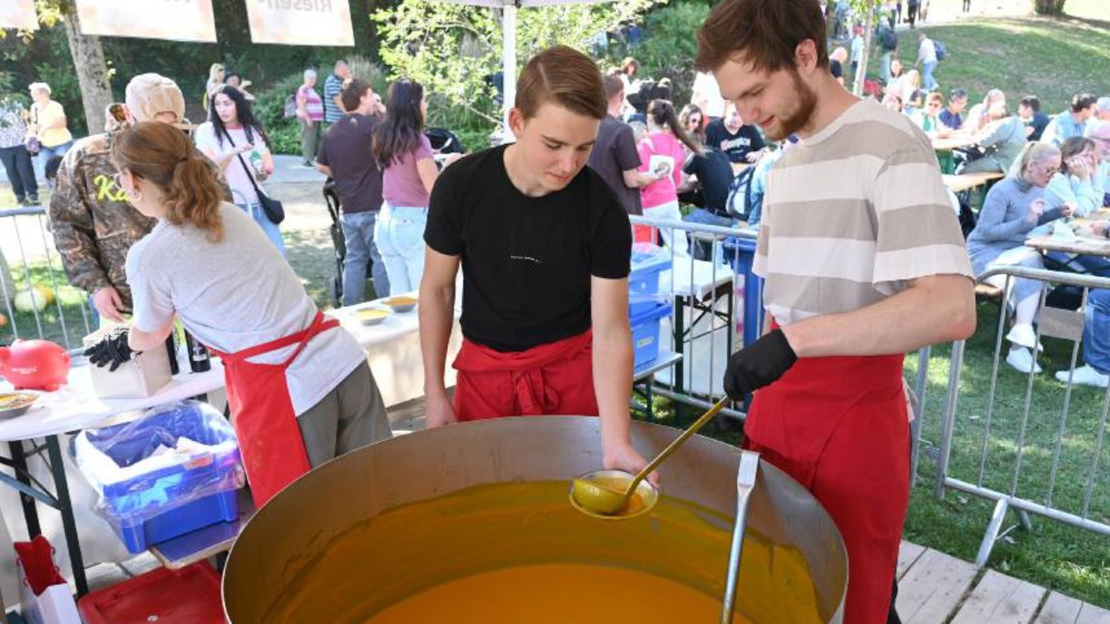 Ludwigsburg Blüba Blühendes Barock Benefizaktion Helferherz Suppenausgabe