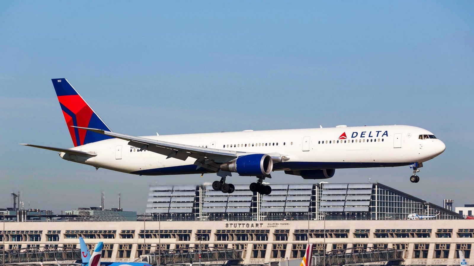 Eine Boeing der Delta Air Lines landet auf dem Flughafen Stuttgart. Ab Freitag drohen in den USA Flugausfälle (Symbolfoto).Foto: imago/Aviation-Stock/Markus Mainka Eine Boeing der Delta Air Lines landet auf dem Flughafen Stuttgart. Ab Freitag drohen in den USA Flugausfälle (Symbolfoto).Foto: imago/Aviation-Stock/Markus Mainka