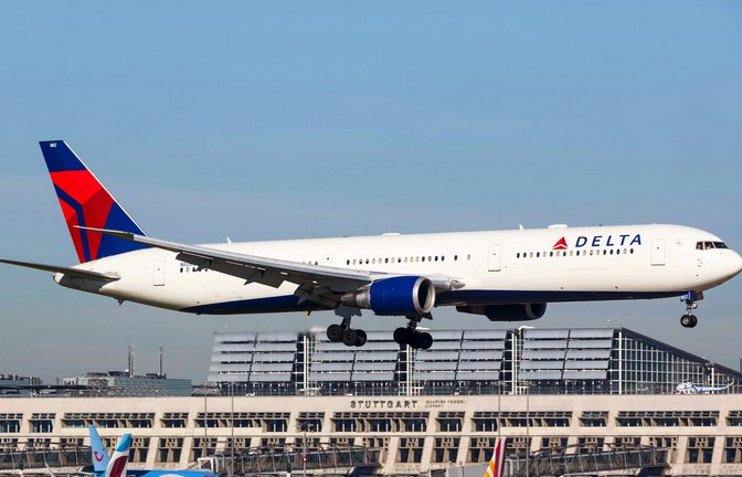 Eine Boeing der Delta Air Lines landet auf dem Flughafen Stuttgart. Ab Freitag drohen in den USA Flugausfälle (Symbolfoto).<span class='image-autor'>Foto: imago/Aviation-Stock/Markus Mainka</span>
