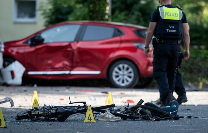 Ein zerstörtes Fahrrad, ein verlorener Schuh auf der Fahrbahn - eine Frau hat drei Kinder angefahren.<span class='image-autor'>Foto: Fabian Strauch/dpa</span>