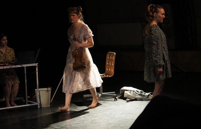 Szene aus „Faust. Margarete // Gretchen wants a full story“<span class='image-autor'>Foto: Studio-Theater</span>