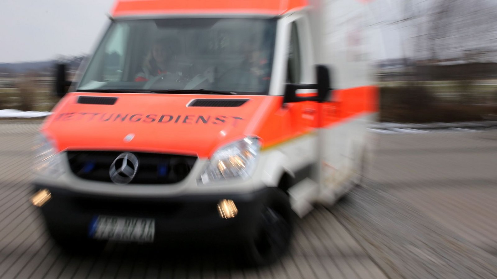 Die Person sei aufgrund eines Unfalls ins Wasser gefallen. (Symbolbild)Foto: dpa/Stephan Jansen Die Person sei aufgrund eines Unfalls ins Wasser gefallen. (Symbolbild)Foto: dpa/Stephan Jansen