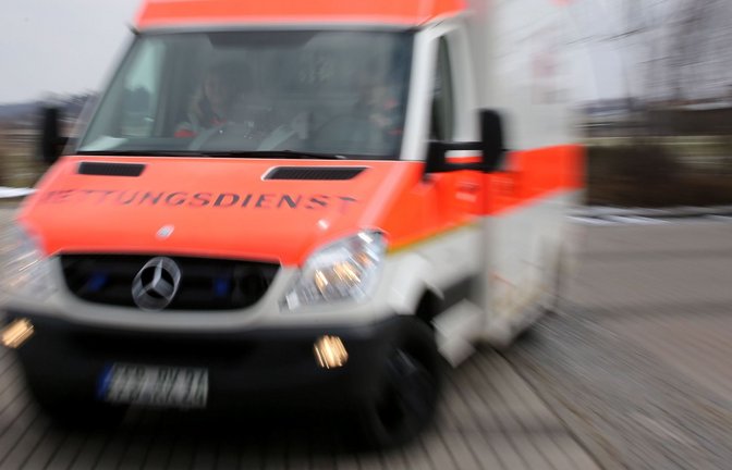 Die Person sei aufgrund eines Unfalls ins Wasser gefallen. (Symbolbild)<span class='image-autor'>Foto: dpa/Stephan Jansen</span>