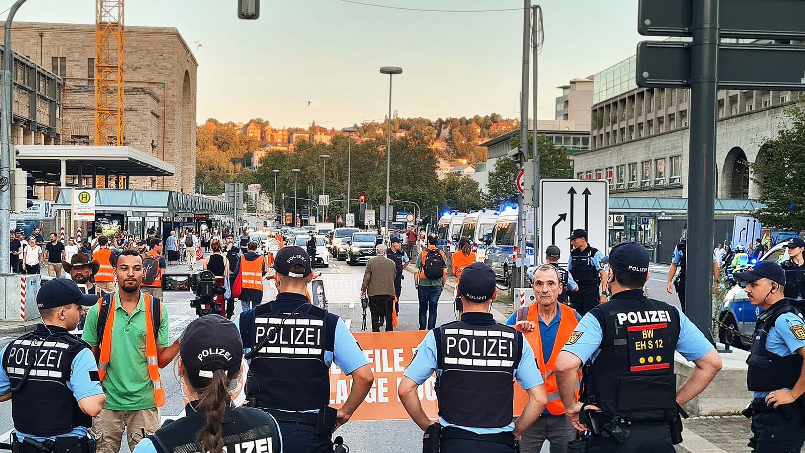 Die Bilder wiederholen sich immer wieder: Hier stehen sich Aktivisten und Einsatzkräfte bei einer Blockade in Stuttgart gegenüber.Foto: / Sebastian Steegmüller