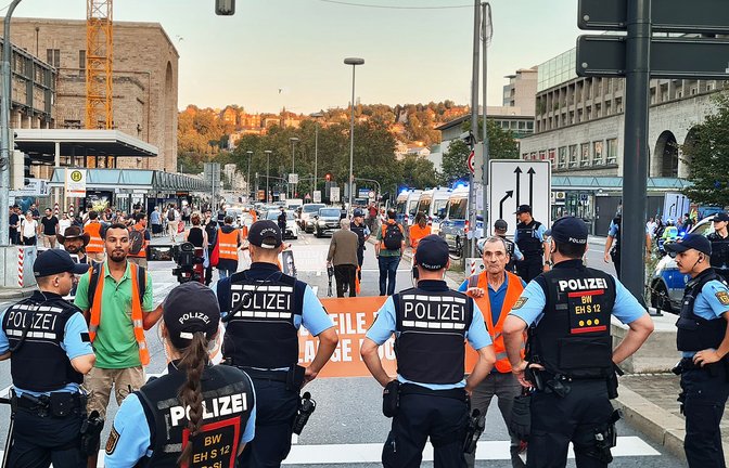 Die Bilder wiederholen sich immer wieder: Hier stehen sich Aktivisten und Einsatzkräfte bei einer Blockade in Stuttgart gegenüber.<span class='image-autor'>Foto: / Sebastian Steegmüller</span>