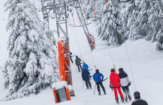 Auch am Seibelseckle im Ortenaukreis hat es vor einer Woche stark geschneit. Noch laufen dort die Lifte.<span class='image-autor'>Foto: dpa/Philipp von Ditfurth</span>