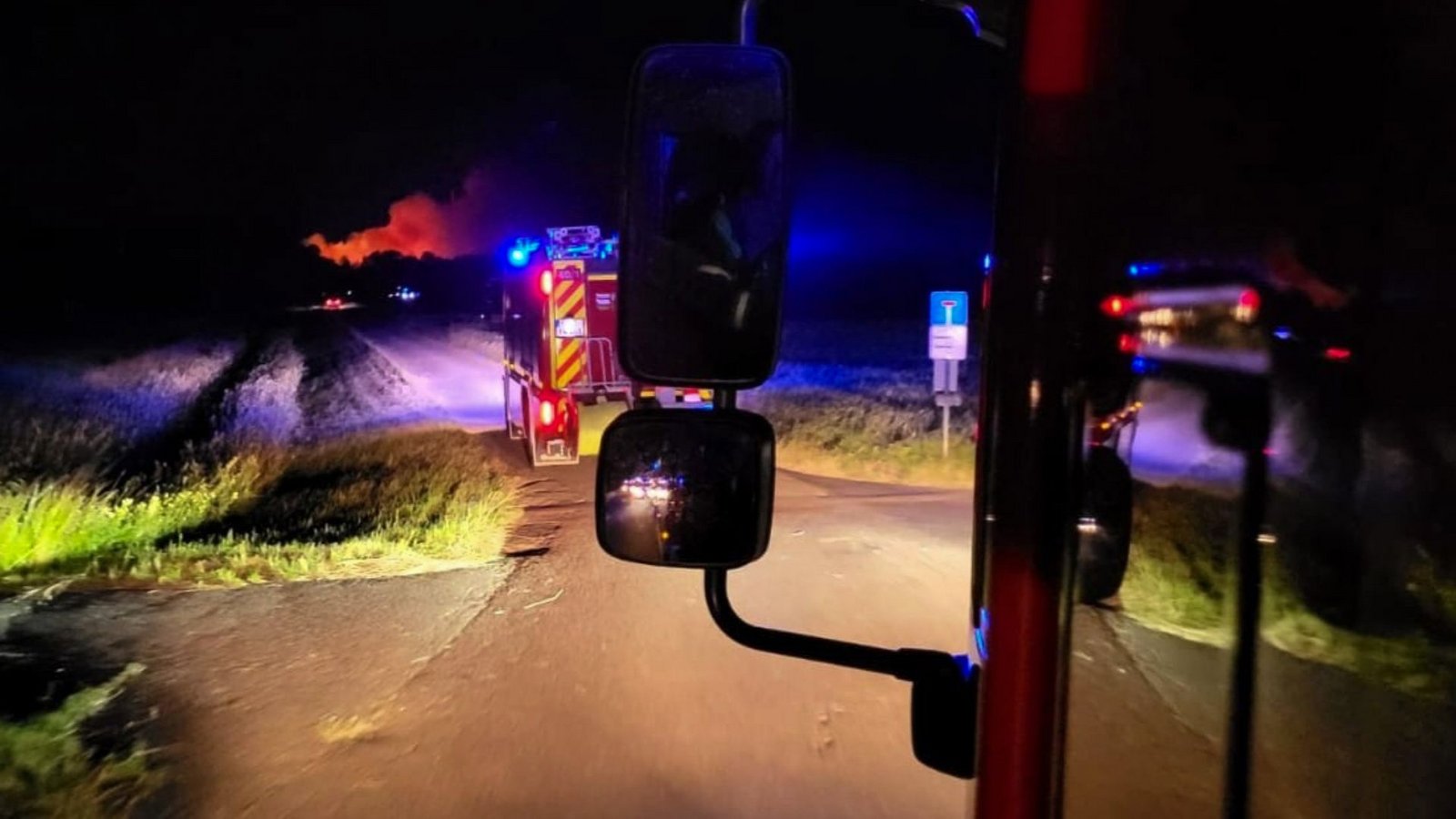 Durch den aufsteigenden Rauch komme es zu Sichtbehinderungen, sagte ein Polizeisprecher.Foto: Wolfgang Gasser/Kreisfeuerwehrverband Traunstein/dpa Durch den aufsteigenden Rauch komme es zu Sichtbehinderungen, sagte ein Polizeisprecher.Foto: Wolfgang Gasser/Kreisfeuerwehrverband Traunstein/dpa
