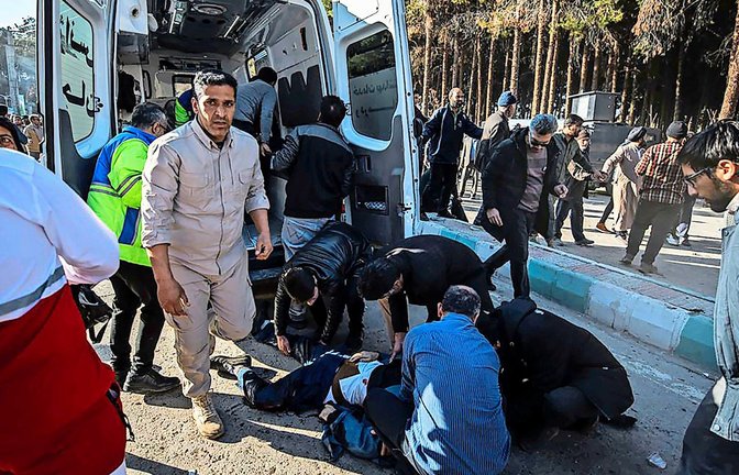 Menschen und Rettungskräfte versorgen Verletzte nach Explosionen in Kerman.<span class='image-autor'>Foto: dpa/Mahdi Karbakhsh Ravari</span>