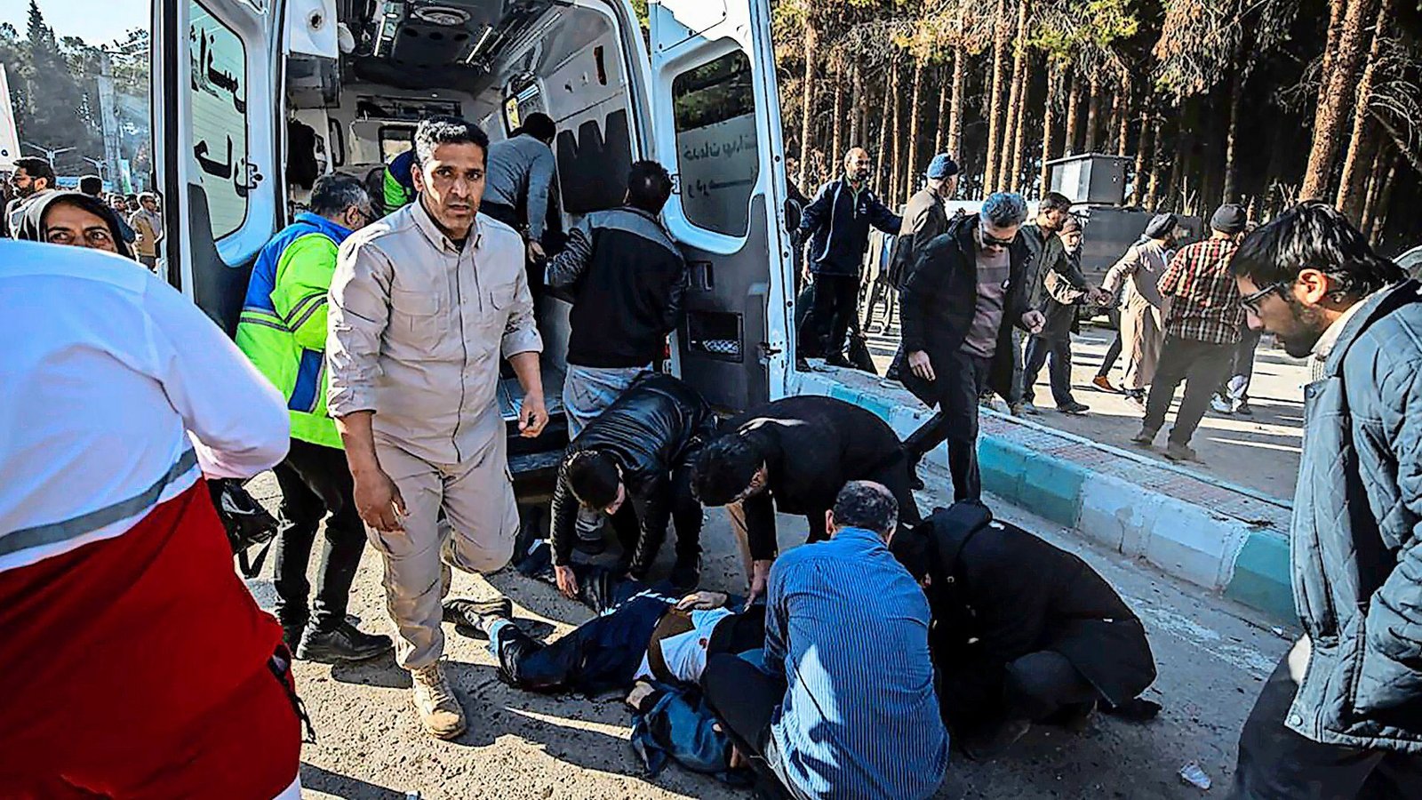 Menschen und Rettungskräfte versorgen Verletzte nach Explosionen in Kerman.Foto: dpa/Mahdi Karbakhsh Ravari Menschen und Rettungskräfte versorgen Verletzte nach Explosionen in Kerman.Foto: dpa/Mahdi Karbakhsh Ravari