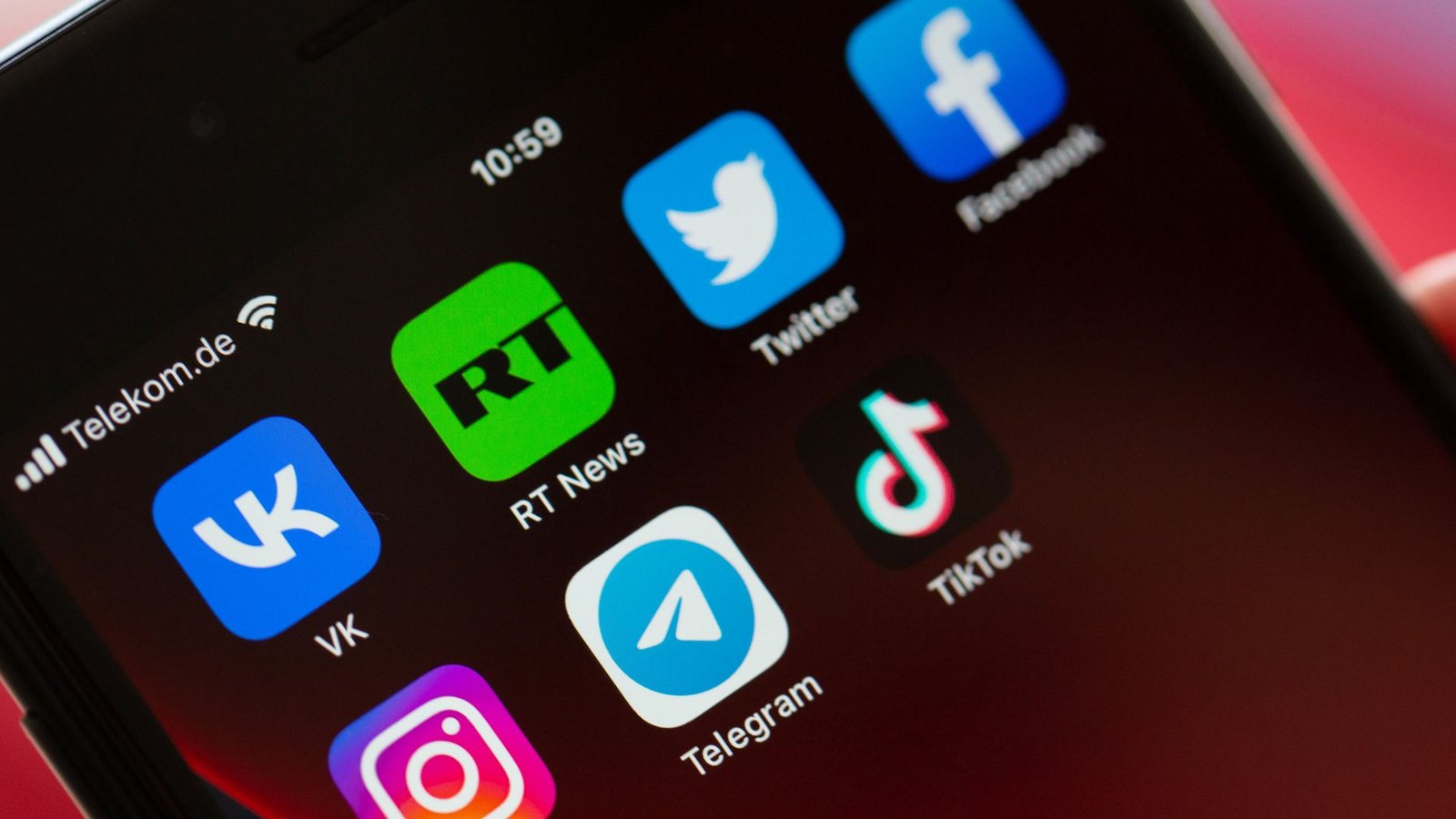 Facebook und Instagram sind in Russland als Tochterfirmen von Meta gerichtlich verboten worden. Die Plattformen sind allerdings schon seit mehr als einer Woche kaum noch erreichbar.Foto: dpa/Fernando Gutierrez-Juarez