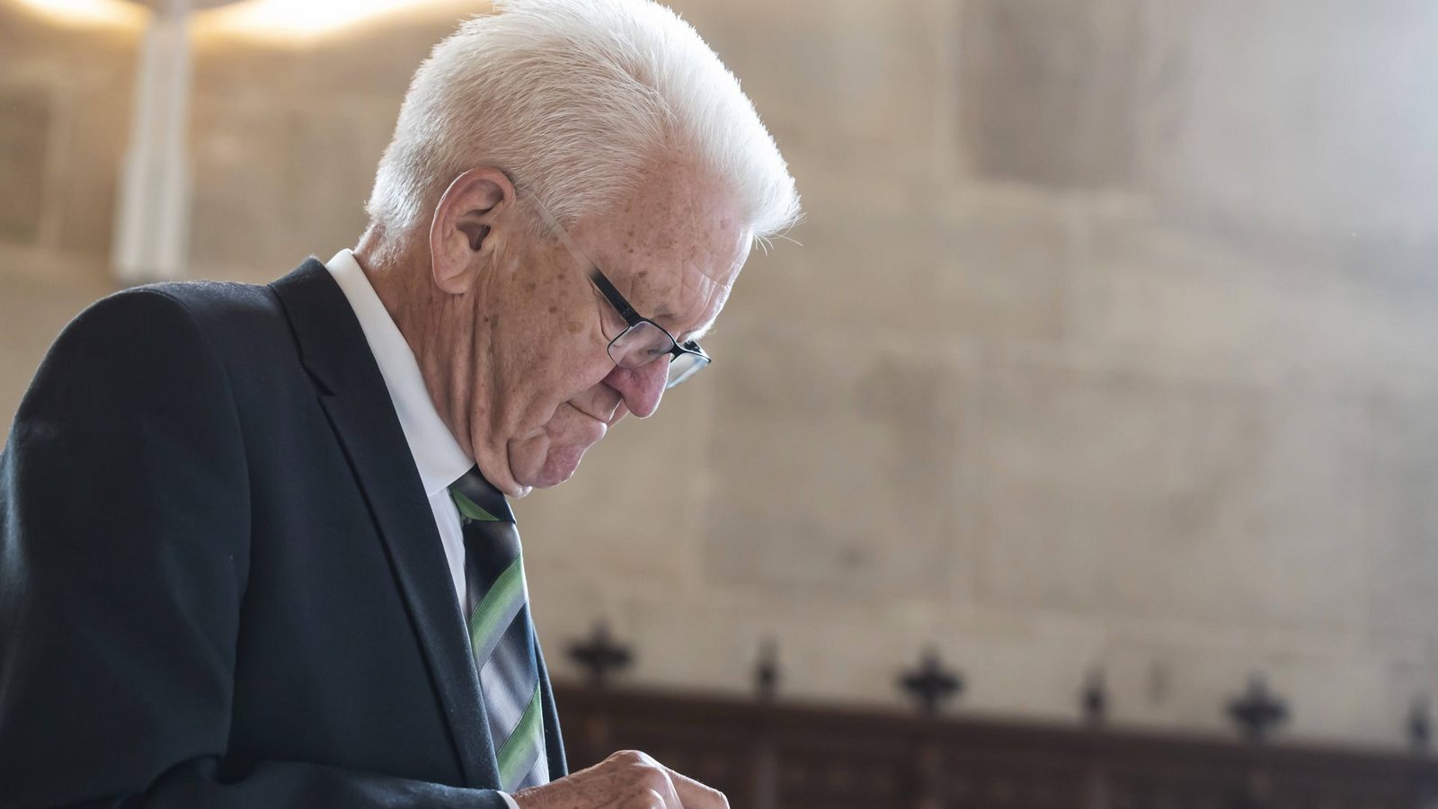 Auch die Landesregierung unter Ministerpräsident Winfried Kretschmann hat ihren blauen Twitter-Haken verloren – und kritisiert das Bezahlmodell. (Archivbild)Foto: IMAGO/Arnulf Hettrich/IMAGO/Arnulf Hettrich Auch die Landesregierung unter Ministerpräsident Winfried Kretschmann hat ihren blauen Twitter-Haken verloren – und kritisiert das Bezahlmodell. (Archivbild)Foto: IMAGO/Arnulf Hettrich/IMAGO/Arnulf Hettrich