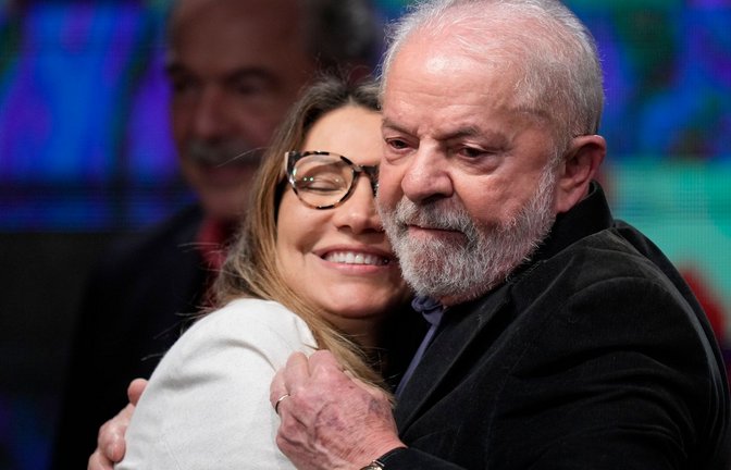 Luiz Inacio Lula da Silva umarmt seine Frau Rosangela.<span class='image-autor'>Foto: Andre Penner/AP/dpa</span>