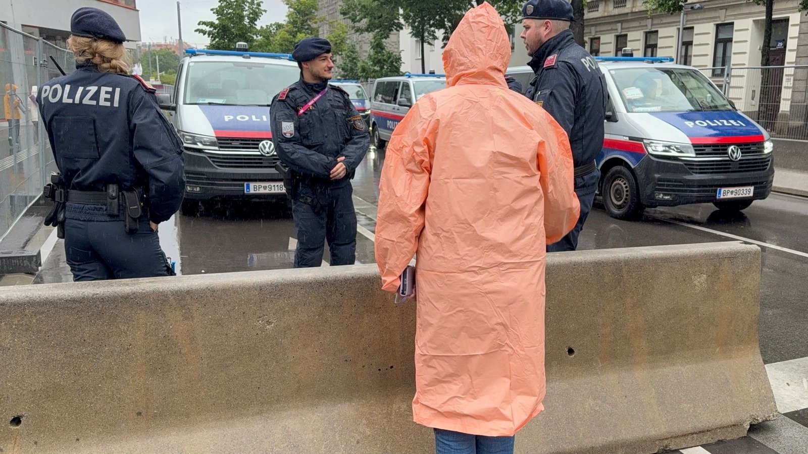 Die Polizei ist mit einem Großaufgebot im Einsatz.Foto: Matthias Röder/dpa Die Polizei ist mit einem Großaufgebot im Einsatz.Foto: Matthias Röder/dpa