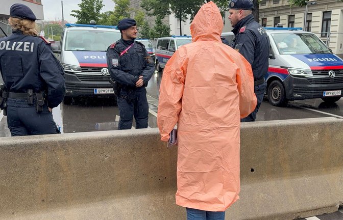 Die Polizei ist mit einem Großaufgebot im Einsatz.<span class='image-autor'>Foto: Matthias Röder/dpa</span>