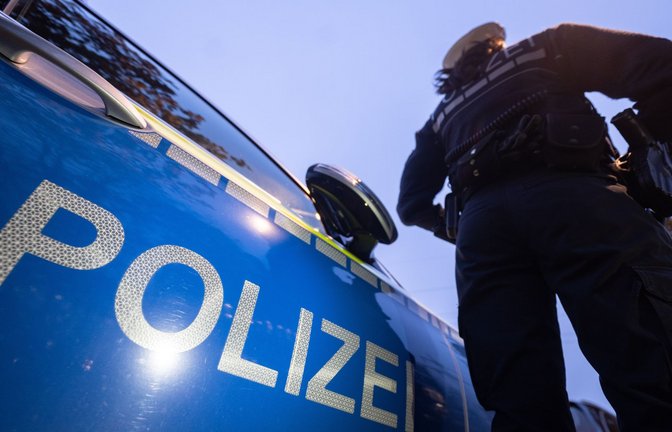 Polizisten stellten den Unfallverursacher wenig später. (Symbolbild)<span class='image-autor'>Foto: dpa/Marijan Murat</span>