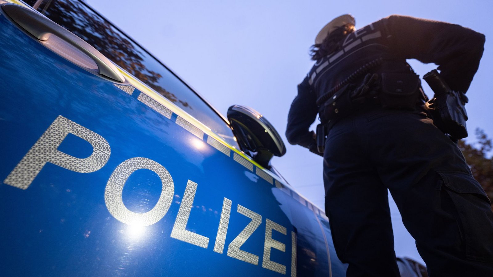 Polizisten stellten den Unfallverursacher wenig später. (Symbolbild)Foto: dpa/Marijan Murat Polizisten stellten den Unfallverursacher wenig später. (Symbolbild)Foto: dpa/Marijan Murat