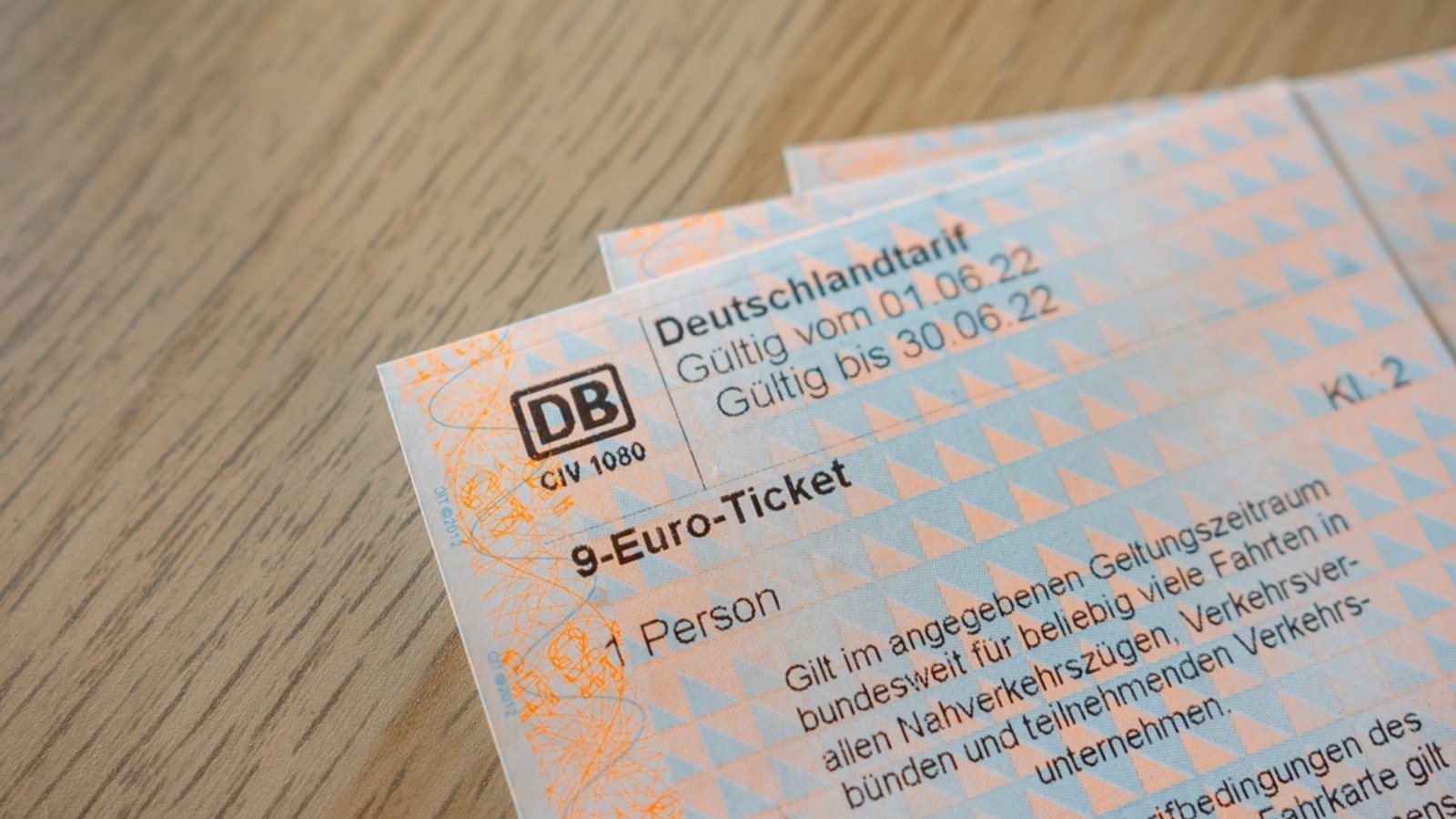 Das 9-Euro-Ticket gibt es auch digital.Foto: 1take1shot / shutterstock.com