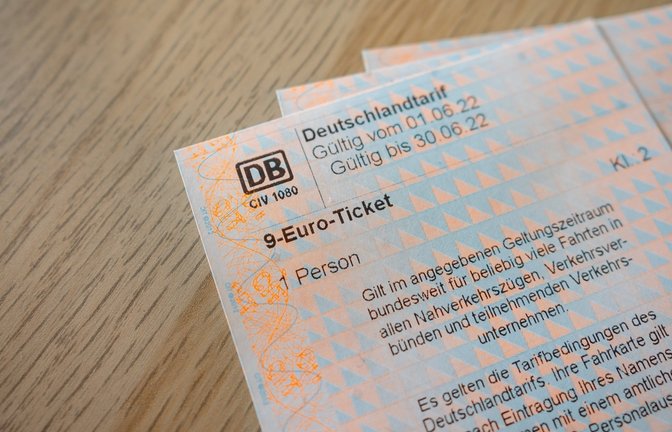 Das 9-Euro-Ticket gibt es auch digital.<span class='image-autor'>Foto: 1take1shot / shutterstock.com</span>