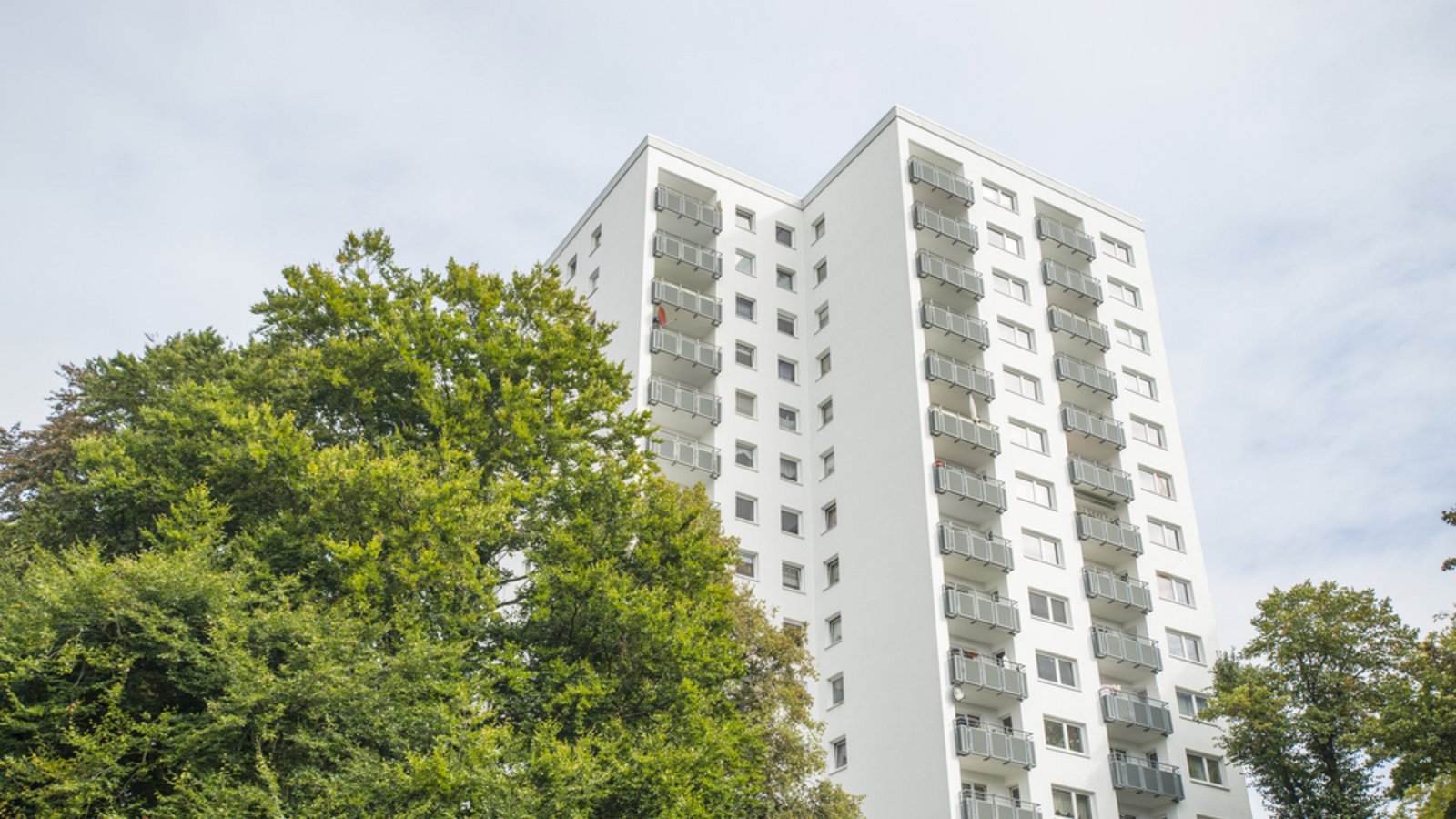 Der DIN-Entwurf 94681 beschreibt eine neue Norm zur regelmäßigen Sicherheitsprüfung von Gebäuden. Doch Kritiker warnen vor steigenden Wohnkosten. Jetzt mehr erfahren!Foto: Ralf Gosch / Shutterstock.com Der DIN-Entwurf 94681 beschreibt eine neue Norm zur regelmäßigen Sicherheitsprüfung von Gebäuden. Doch Kritiker warnen vor steigenden Wohnkosten. Jetzt mehr erfahren!Foto: Ralf Gosch / Shutterstock.com