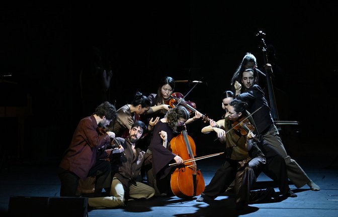 Im Konzert vermischen sich Musiker und Tänzer.<span class='image-autor'>Foto: Bachakademie/Kraufmann</span>