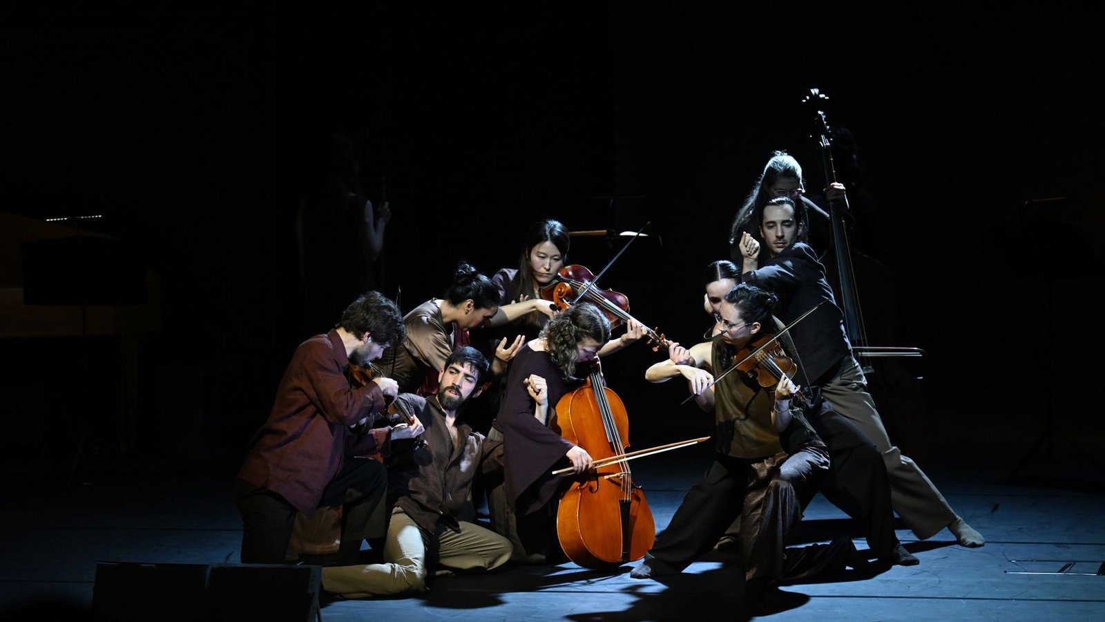 Im Konzert vermischen sich Musiker und Tänzer.Foto: Bachakademie/Kraufmann