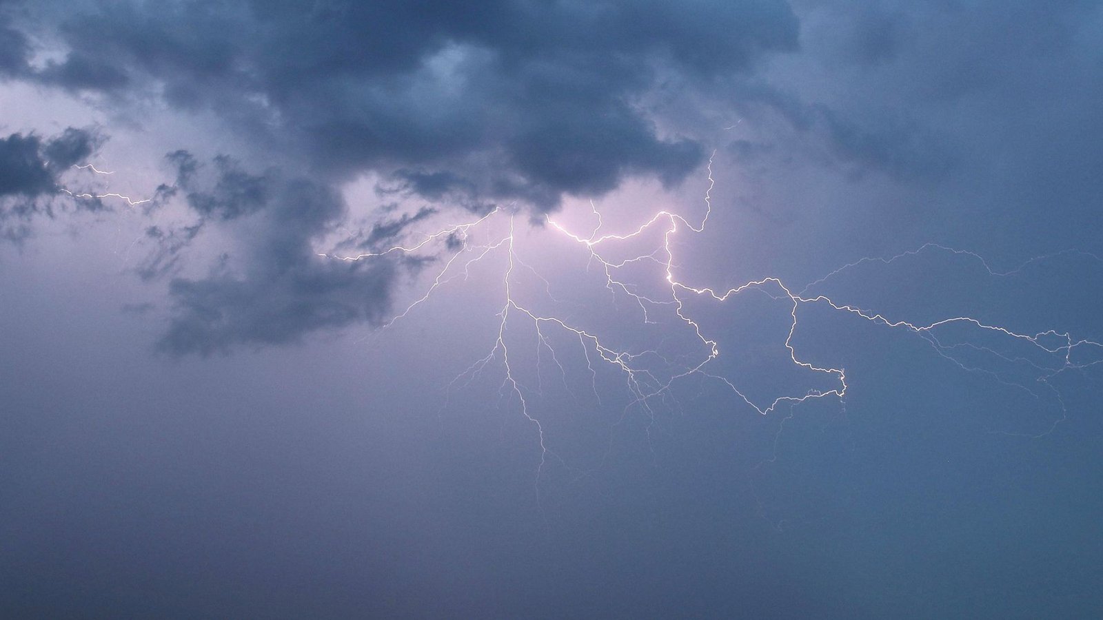 Durch einen Blitzeinschlag wurden in Rastatt neun Menschen verletzt (Symbolbild).Foto: Alexander Wolf/onw-images/dpa/Alexander Wolf Durch einen Blitzeinschlag wurden in Rastatt neun Menschen verletzt (Symbolbild).Foto: Alexander Wolf/onw-images/dpa/Alexander Wolf