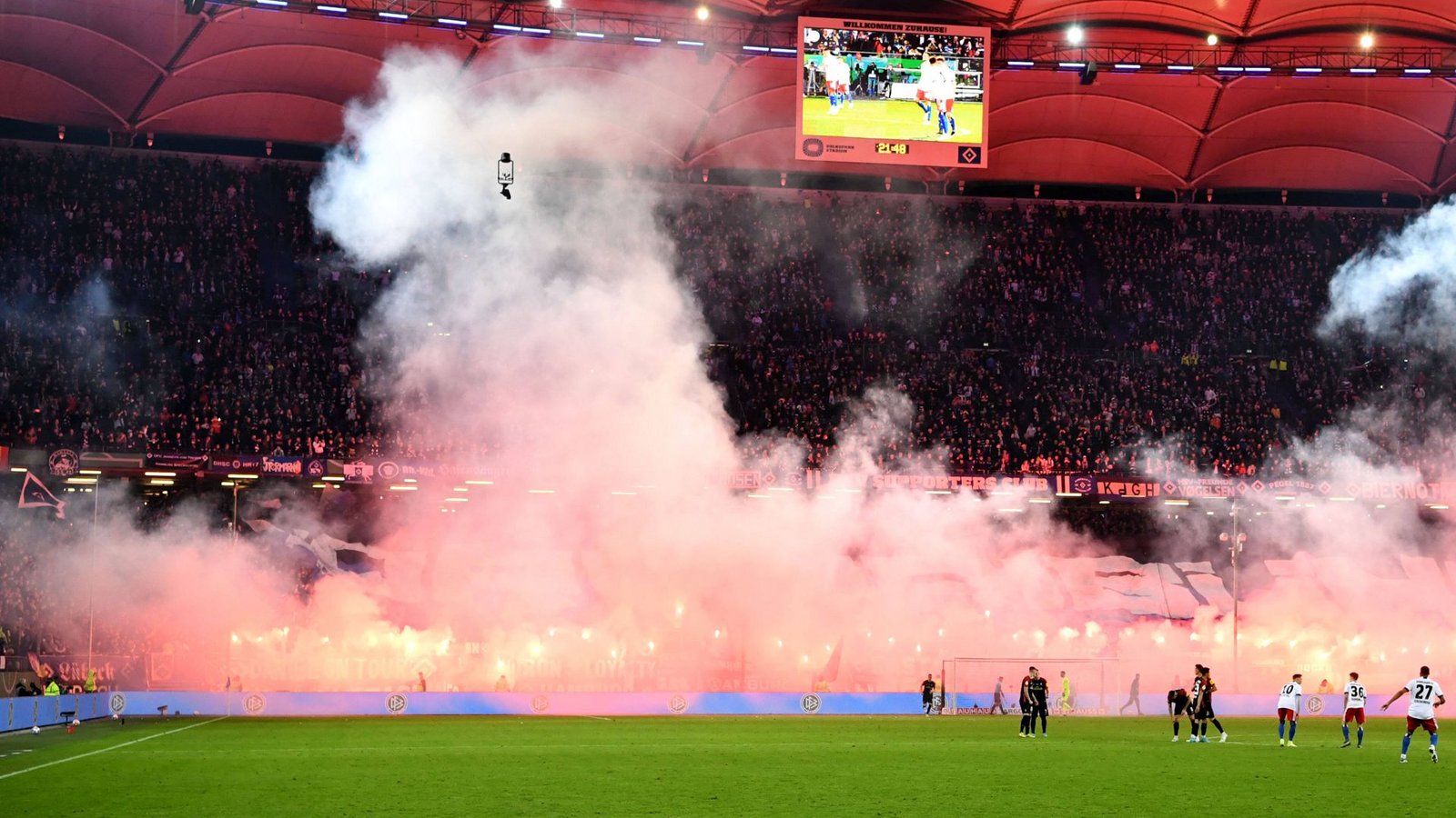 Im DFB-Pokal-Halbfinale zündeten die Fans des Hamburger SV Pyrotechnik.Foto: IMAGO/Matthias Koch/IMAGO/Sebastian Räppold