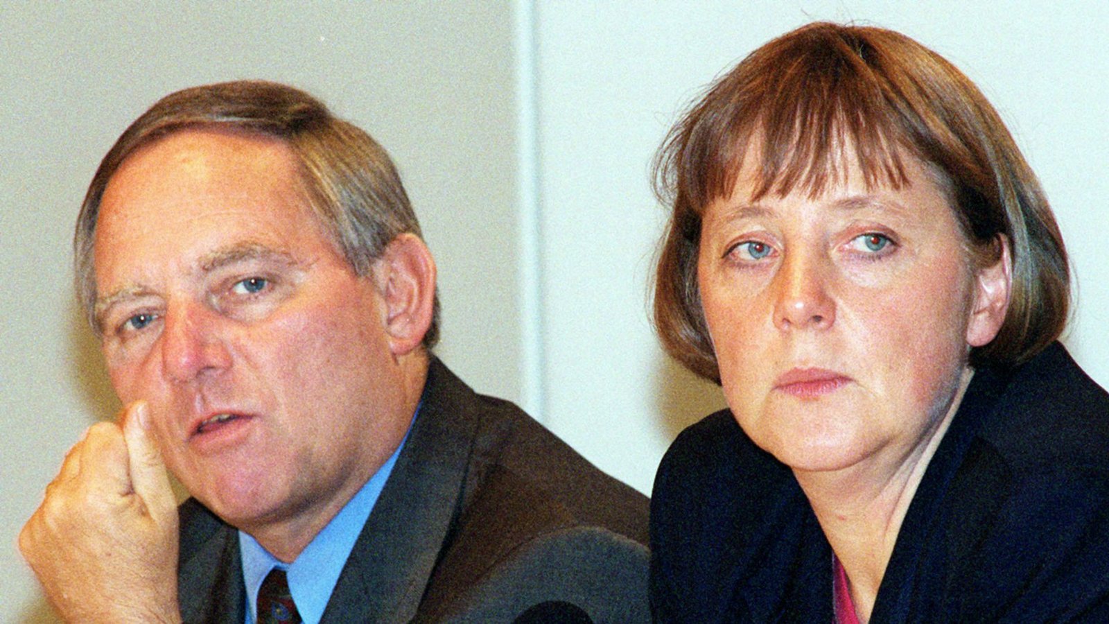 Auch ein Bild aus dem Jahr 1998: Der CDU/CSU-Fraktionsvorsitzende und damals zukünftige CDU-Chef Wolfgang Schäuble auf einer Pressekonferenz in der Parteizentrale der CDU in Bonn mit Angela Merkel, die damals vom CDU-Vorstand für das Amt der Generalsekretärin nominiert wurde. Später hatten sie eine durchaus komplizierte Beziehung.Foto: dpa/Thomas Köhler Auch ein Bild aus dem Jahr 1998: Der CDU/CSU-Fraktionsvorsitzende und damals zukünftige CDU-Chef Wolfgang Schäuble auf einer Pressekonferenz in der Parteizentrale der CDU in Bonn mit Angela Merkel, die damals vom CDU-Vorstand für das Amt der Generalsekretärin nominiert wurde. Später hatten sie eine durchaus komplizierte Beziehung.Foto: dpa/Thomas Köhler