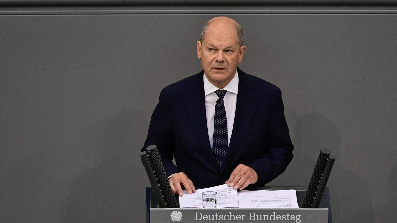 Olaf Scholz spricht im Bundestag zum Thema Sicherheit.Foto: AFP/John MacDougall