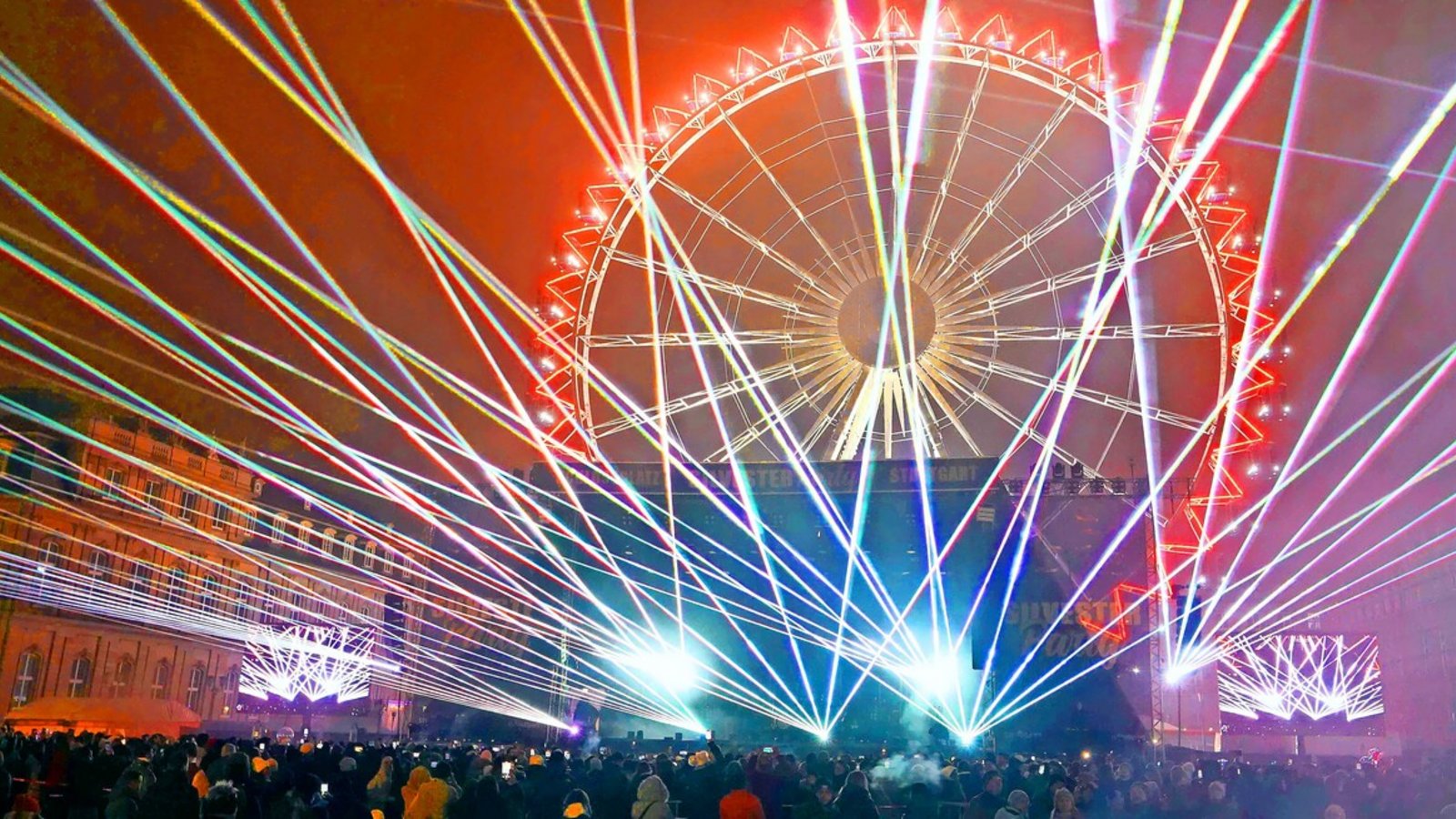 Von der Lasershow vor dem Neuen Schloss und dem Riesenrad waren die Besucher etwas enttäuscht.Foto: Fotoagentur Stuttgart/Andreas Rosar