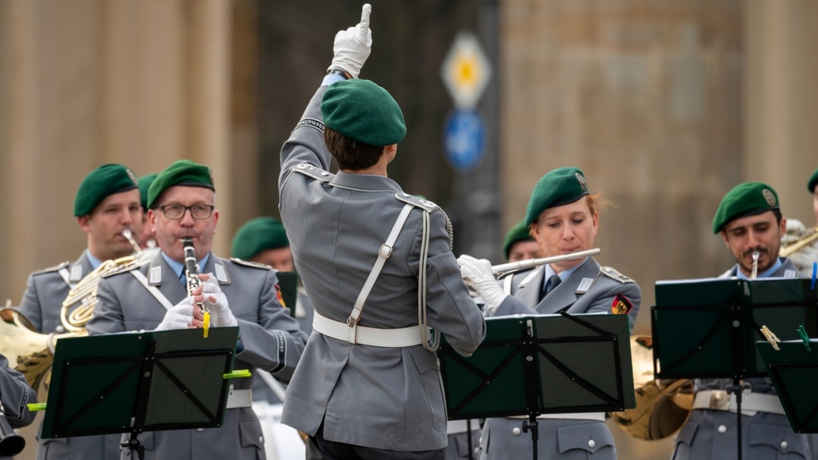 Oberstleutnant Reinhard Kiauka und das Musikkorps der Deutschen Streitkräfte spielen während der Ankunft von König Charles und Königin Camilla.Foto: Heide Pinkall/ Shutterstock Oberstleutnant Reinhard Kiauka und das Musikkorps der Deutschen Streitkräfte spielen während der Ankunft von König Charles und Königin Camilla.Foto: Heide Pinkall/ Shutterstock