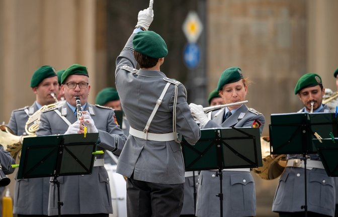Oberstleutnant Reinhard Kiauka und das Musikkorps der Deutschen Streitkräfte spielen während der Ankunft von König Charles und Königin Camilla.<span class='image-autor'>Foto: Heide Pinkall/ Shutterstock</span>