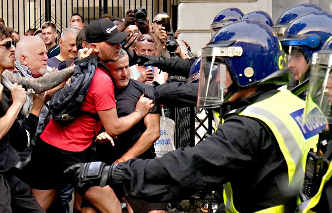Bei den rechtsradikalen Krawallen wurden bislang 1400 Menschen festgenommen.<span class='image-autor'>Foto: dpa/Jordan Pettitt</span>