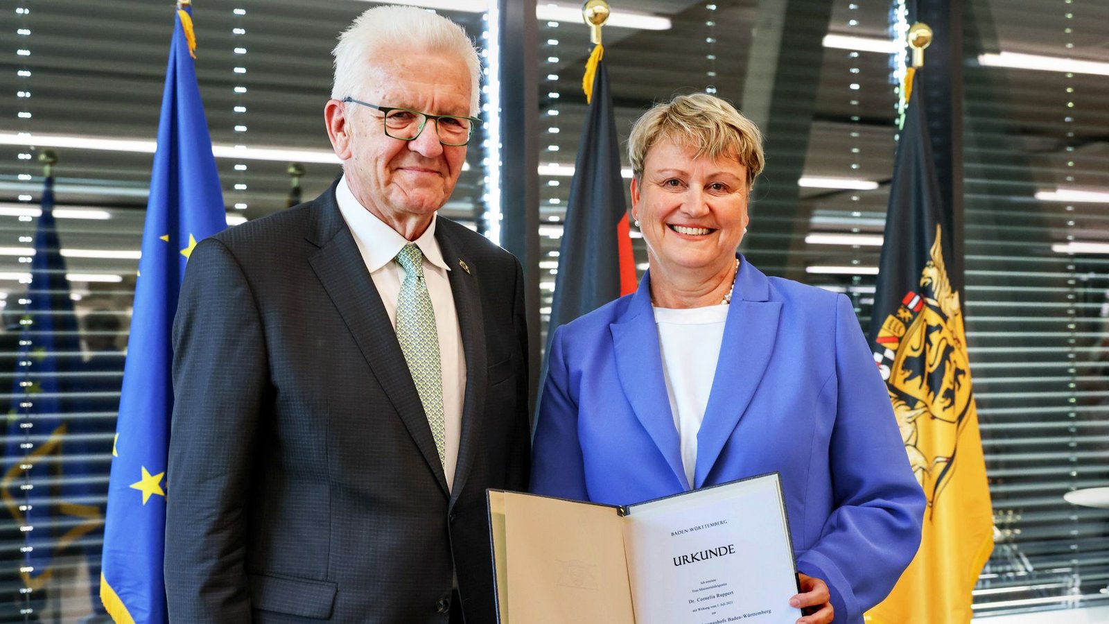 Der Ministerpräsident hat Cornelia Ruppert als erste Frau an die Spitze des Rechnungshofs berufen.Foto: Staatsministerium / Uli Regenscheit