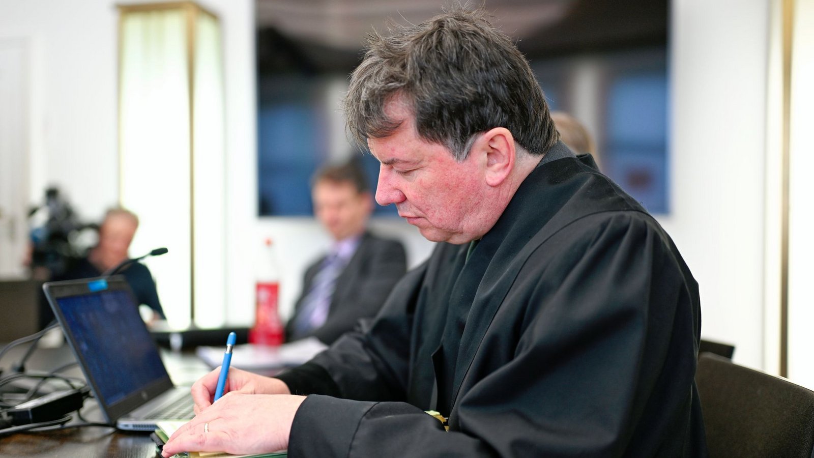 Kläger wollen wegen angeblich verzerrter Berichterstattung keinen Rundfunkbetrag zahlen.Foto: Uwe Anspach/dpa Kläger wollen wegen angeblich verzerrter Berichterstattung keinen Rundfunkbetrag zahlen.Foto: Uwe Anspach/dpa