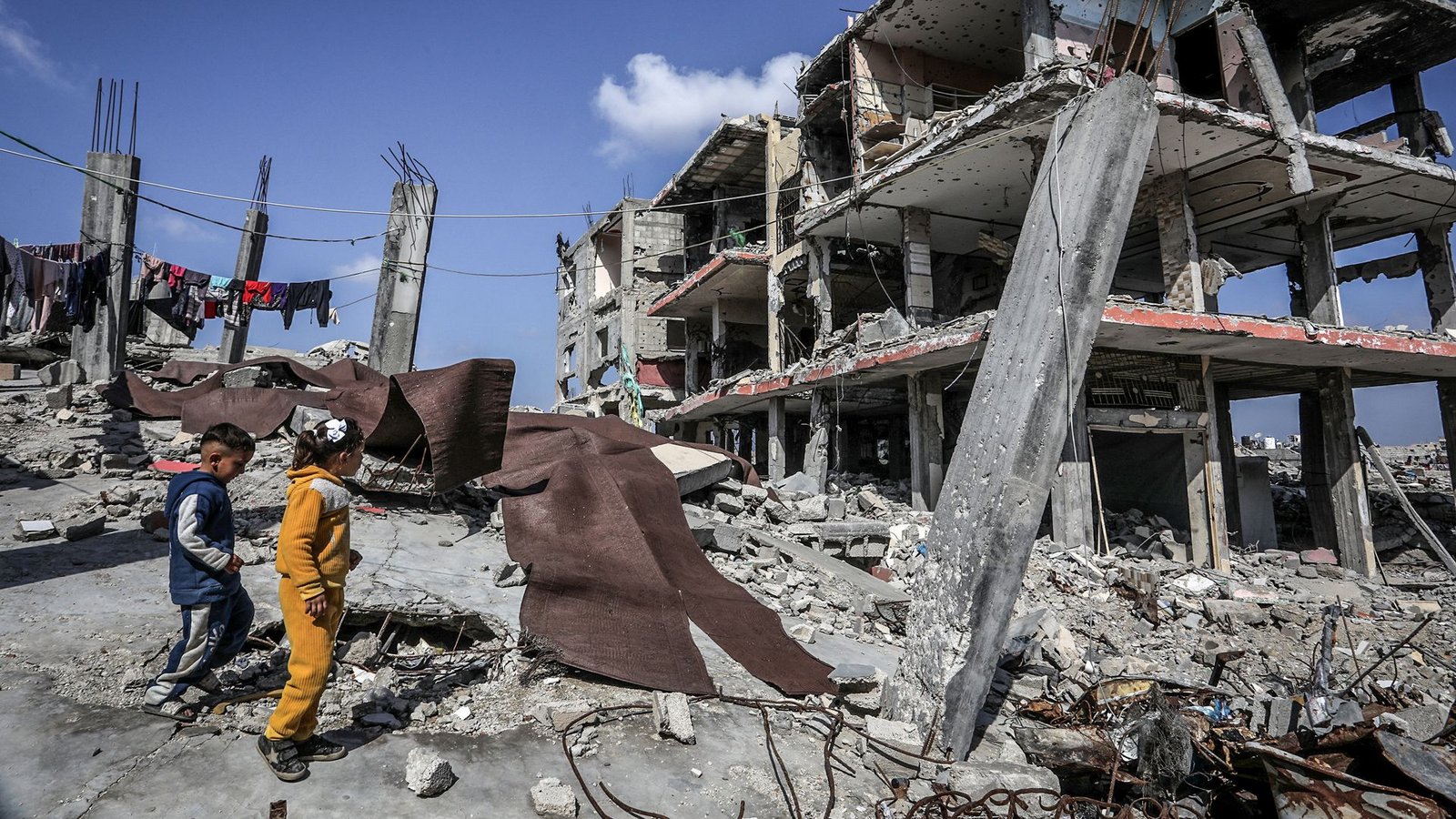 Palästinensische Kinder stehen vor einem zerstörten Gebäude in Chan Junis: Ein Mitarbeiter der Hilfsorganisation Cadus berichtet über seine Erfahrungen in Gaza (Symbolfoto).Foto: dpa/Abed Rahim Khatib Palästinensische Kinder stehen vor einem zerstörten Gebäude in Chan Junis: Ein Mitarbeiter der Hilfsorganisation Cadus berichtet über seine Erfahrungen in Gaza (Symbolfoto).Foto: dpa/Abed Rahim Khatib
