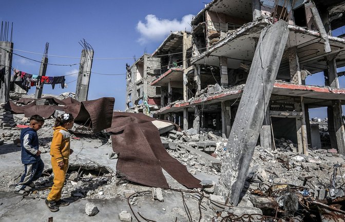 Palästinensische Kinder stehen vor einem zerstörten Gebäude in Chan Junis: Ein Mitarbeiter der Hilfsorganisation Cadus berichtet über seine Erfahrungen in Gaza (Symbolfoto).<span class='image-autor'>Foto: dpa/Abed Rahim Khatib</span>