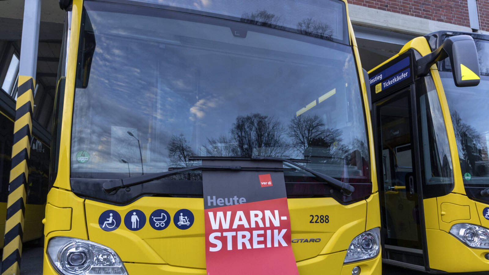 Die Busse und Bahnen im Land fahren wieder ungehindert durch einen Streik.Die Busse und Bahnen im Land fahren wieder ungehindert durch einen Streik.Foto: IMAGO/Markus Matzel