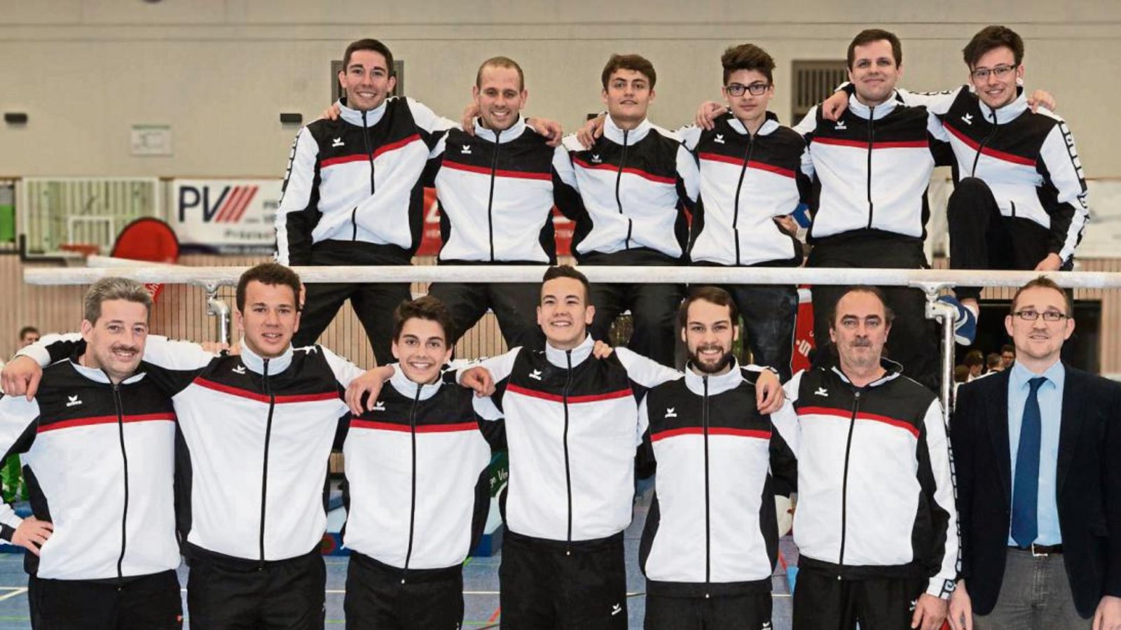 Sie turnten ihre beste Saison in der Bezirksliga. Dennoch musste die TG Ingersheim/Sersheim mit (vordere Reihe von links) Betreuer Fred Bulling, Thomas Zeltwanger, David Majer, Yannic Rösch, Marcel Mozer, Betreuer Peter Laub und Kampfrichter Rainer Hoffmann sowie (hintere Reihe von links) Patrick Nägele, Marco Vogel, Yannis Grau, Christian Schlegel, Mirko Salzer und Jonas Klein in die Relegation. Foto: privat Sie turnten ihre beste Saison in der Bezirksliga. Dennoch musste die TG Ingersheim/Sersheim mit (vordere Reihe von links) Betreuer Fred Bulling, Thomas Zeltwanger, David Majer, Yannic Rösch, Marcel Mozer, Betreuer Peter Laub und Kampfrichter Rainer Hoffmann sowie (hintere Reihe von links) Patrick Nägele, Marco Vogel, Yannis Grau, Christian Schlegel, Mirko Salzer und Jonas Klein in die Relegation. Foto: privat