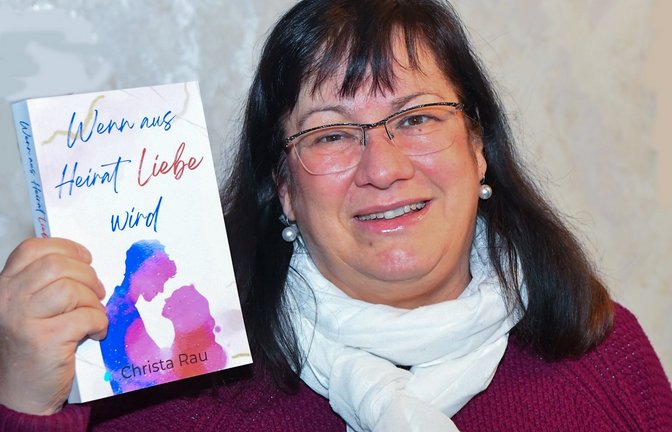 Christa Rau mit ihrem dritten Roman. <span class='image-autor'>Foto: Kalb</span>