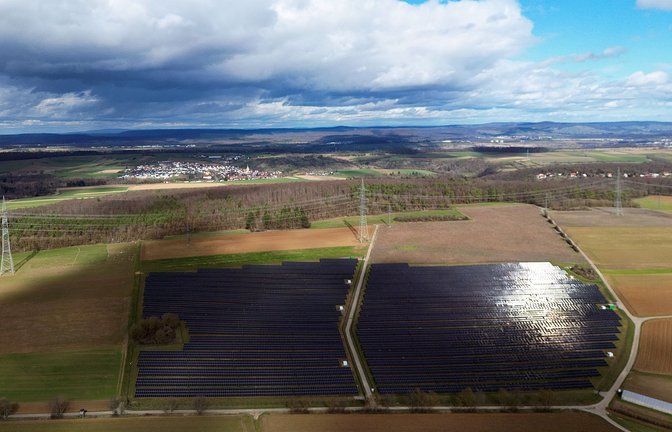 Der Höhenzug zwischen dem Iptinger Solarpark Ortental und Großglattbach (links hinten) ist für den Bau von Windrädern vorgesehen. <span class='image-autor'>Fotos: Küppers</span>