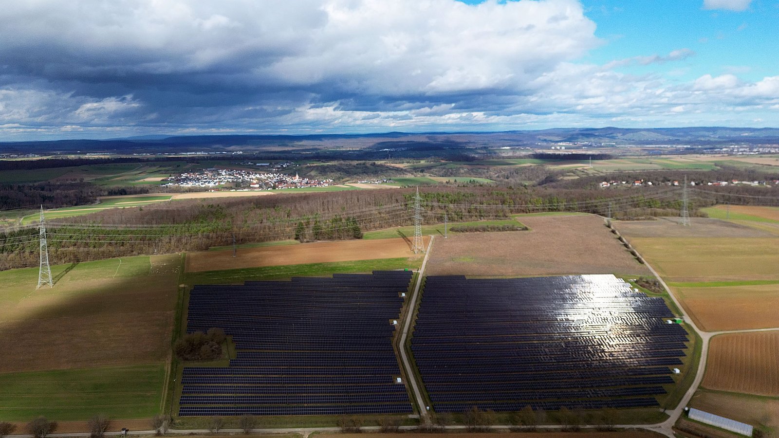 Der Höhenzug zwischen dem Iptinger Solarpark Ortental und Großglattbach (links hinten) ist für den Bau von Windrädern vorgesehen. Fotos: Küppers Der Höhenzug zwischen dem Iptinger Solarpark Ortental und Großglattbach (links hinten) ist für den Bau von Windrädern vorgesehen. Fotos: Küppers