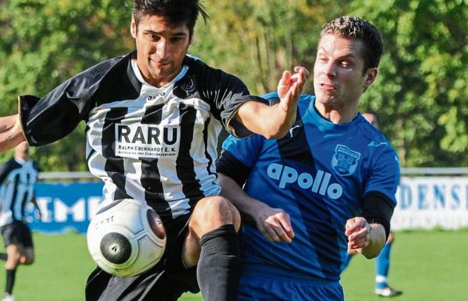 Cihat Aytac (links) hatte sich schon für einen Wechsel zum B-Ligisten VfB Vaihingen entschieden. Doch der Mittelfeldspieler schnürt weiterhin seine Kickschuhe für Enzweihingen. Foto: Leitner