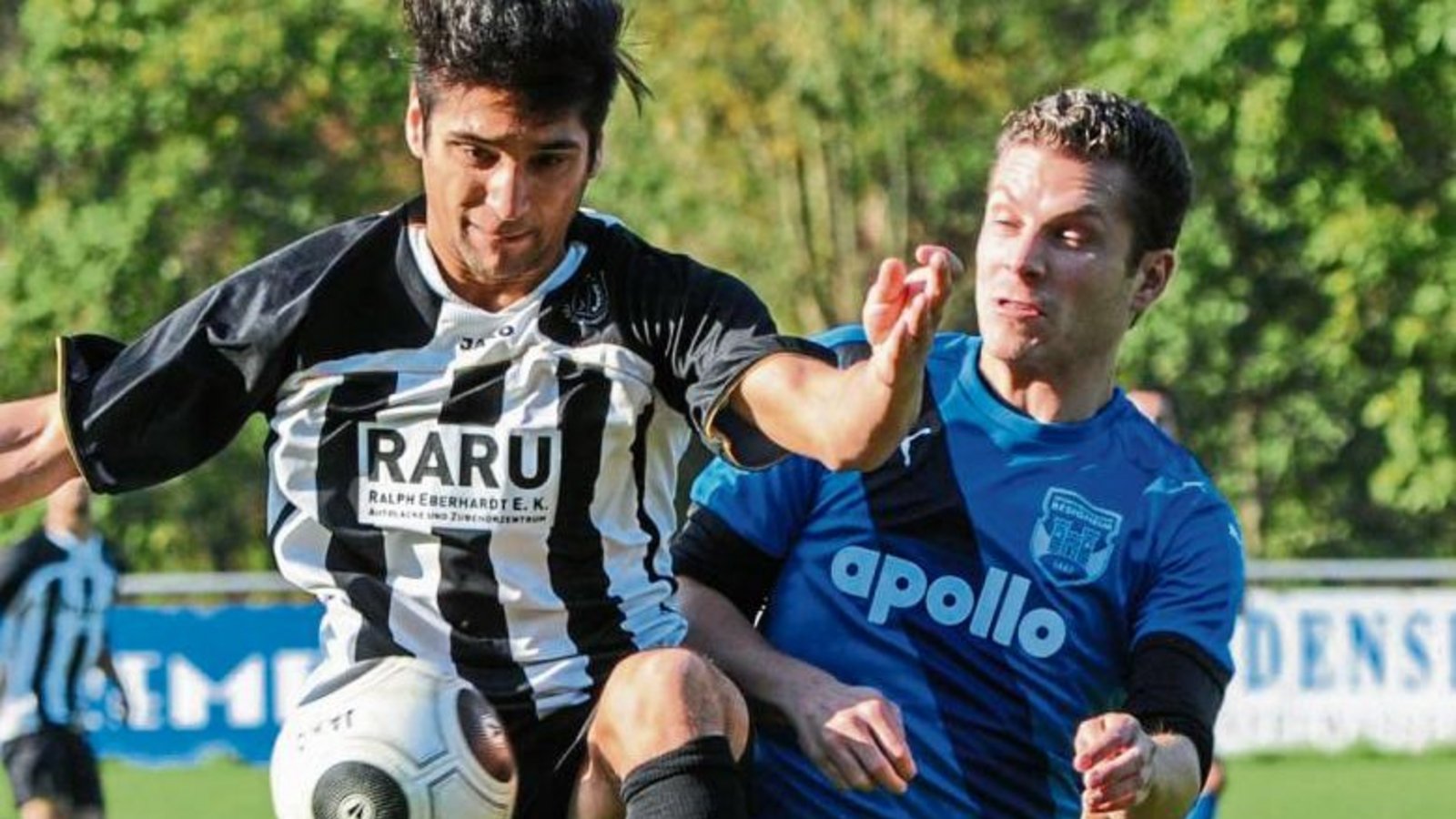 Cihat Aytac (links) hatte sich schon für einen Wechsel zum B-Ligisten VfB Vaihingen entschieden. Doch der Mittelfeldspieler schnürt weiterhin seine Kickschuhe für Enzweihingen. Foto: Leitner Cihat Aytac (links) hatte sich schon für einen Wechsel zum B-Ligisten VfB Vaihingen entschieden. Doch der Mittelfeldspieler schnürt weiterhin seine Kickschuhe für Enzweihingen. Foto: Leitner