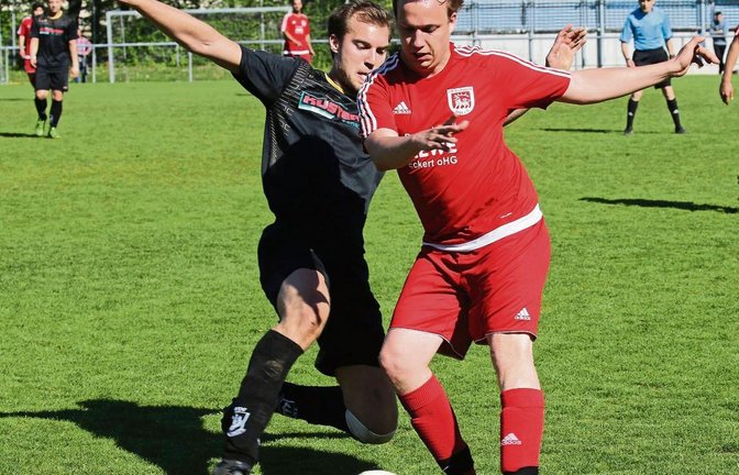 Nico Müller (rechts) behauptet kurz vor dem Schlusspfiff den Ball gegen seinen Kleinsachsenheimer Kontrahenten Marco Wolf. Foto: Küppers