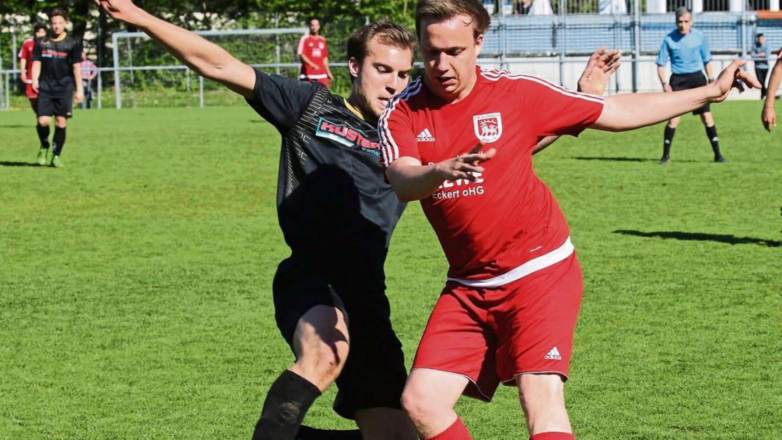 Nico Müller (rechts) behauptet kurz vor dem Schlusspfiff den Ball gegen seinen Kleinsachsenheimer Kontrahenten Marco Wolf. Foto: Küppers Nico Müller (rechts) behauptet kurz vor dem Schlusspfiff den Ball gegen seinen Kleinsachsenheimer Kontrahenten Marco Wolf. Foto: Küppers