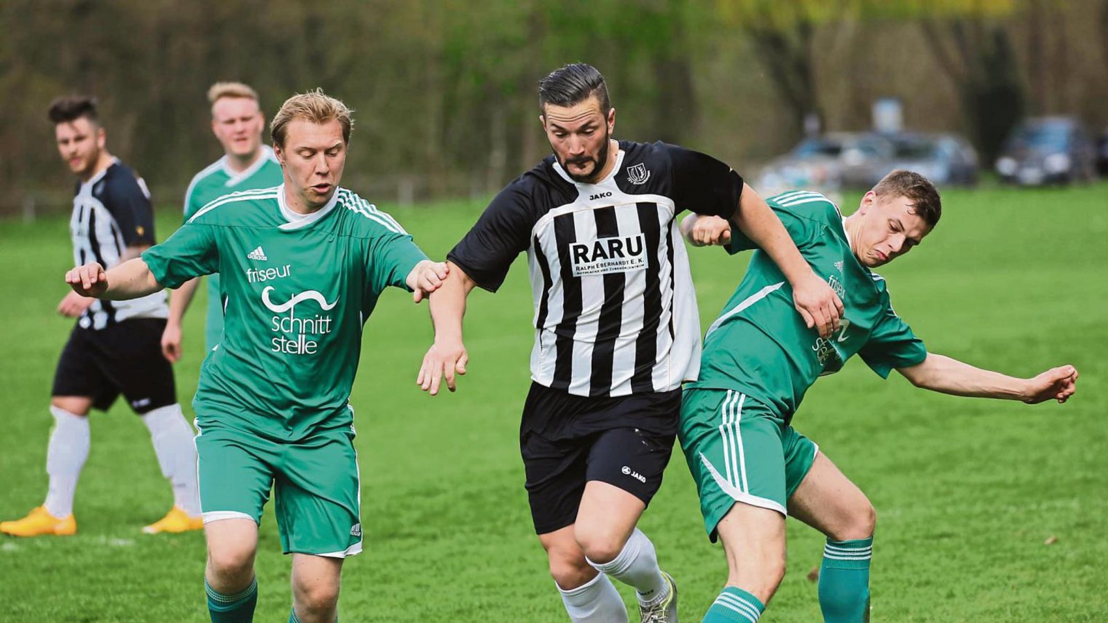 Flamur Gjinovci wird von der Iptinger Abwehr in die Zange genommen. Dennoch reichte es zum 1:0-Sieg für den TSV Enzweihingen. Foto: Küppers Flamur Gjinovci wird von der Iptinger Abwehr in die Zange genommen. Dennoch reichte es zum 1:0-Sieg für den TSV Enzweihingen. Foto: Küppers