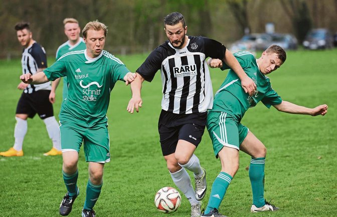 Flamur Gjinovci wird von der Iptinger Abwehr in die Zange genommen. Dennoch reichte es zum 1:0-Sieg für den TSV Enzweihingen. Foto: Küppers